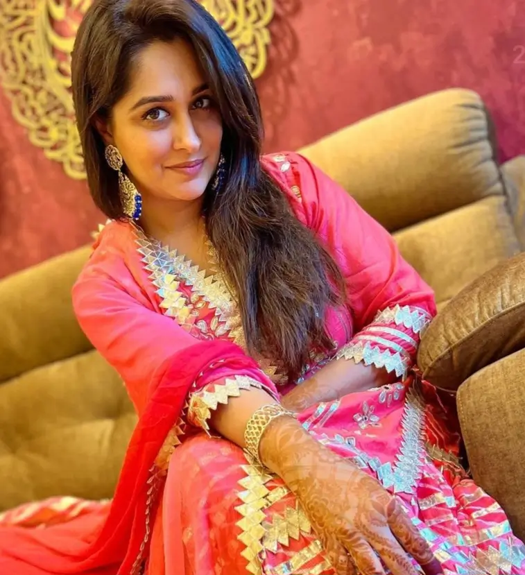 Dipika Kakar Ka Jivan Parichay,Dipika Kakar age,Dipika Kakar Husband,Dipika Kakar TV Serials,Dipika Kakar Ka Net Worth Dipika Kakar Ka Jivan Parichay