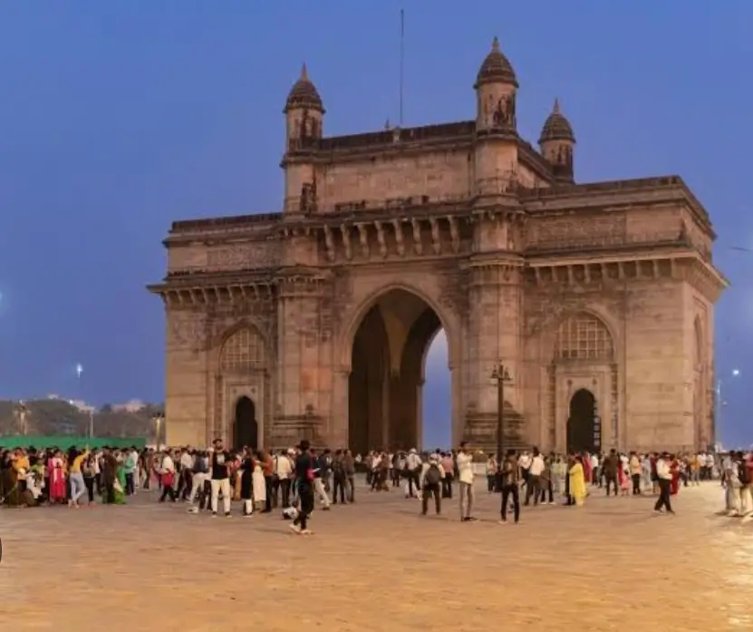 Best 10 Places to Visit In Mumbai,गेटवे ऑफ़ इंडिया,जुहू बीच,मरीन ड्राइव:,सिद्धिविनायक मंदिर: Best 10 Places to Visit In Mumbai