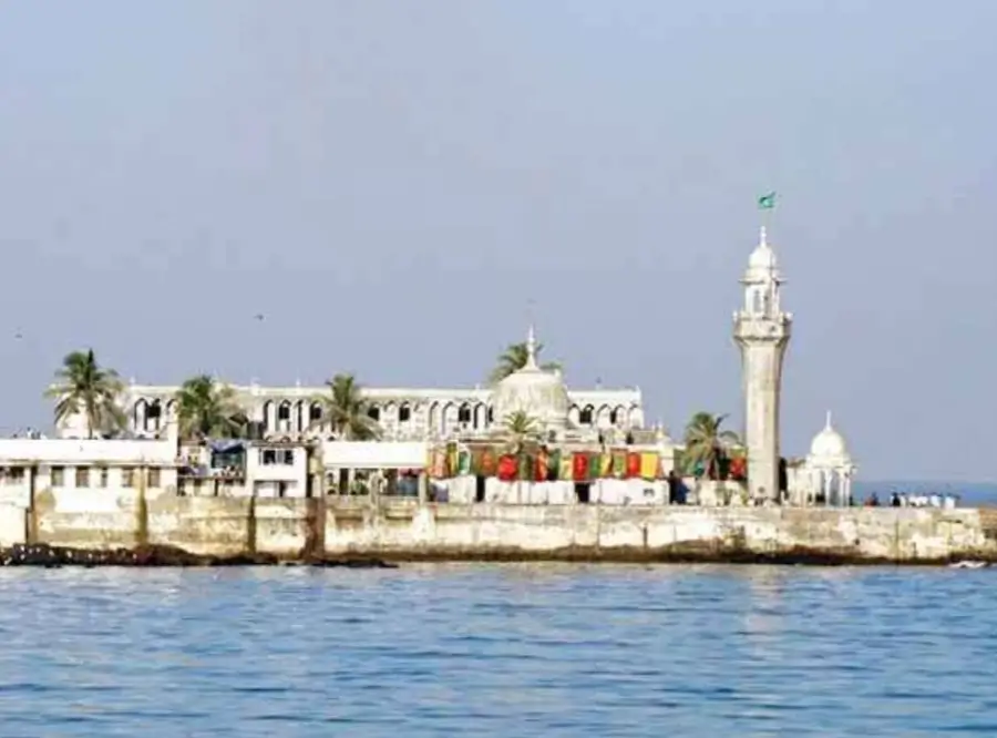 Best 10 Places to Visit In Mumbai,गेटवे ऑफ़ इंडिया,जुहू बीच,मरीन ड्राइव:,सिद्धिविनायक मंदिर: Best 10 Places to Visit In Mumbai