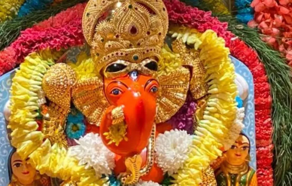 Best 10 Places to Visit In Mumbai,गेटवे ऑफ़ इंडिया,जुहू बीच,मरीन ड्राइव:,सिद्धिविनायक मंदिर: Best 10 Places to Visit In Mumbai