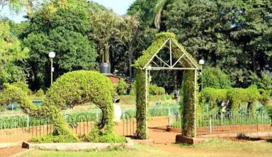 Best 10 Places to Visit In Mumbai,गेटवे ऑफ़ इंडिया,जुहू बीच,मरीन ड्राइव:,सिद्धिविनायक मंदिर: Best 10 Places to Visit In Mumbai