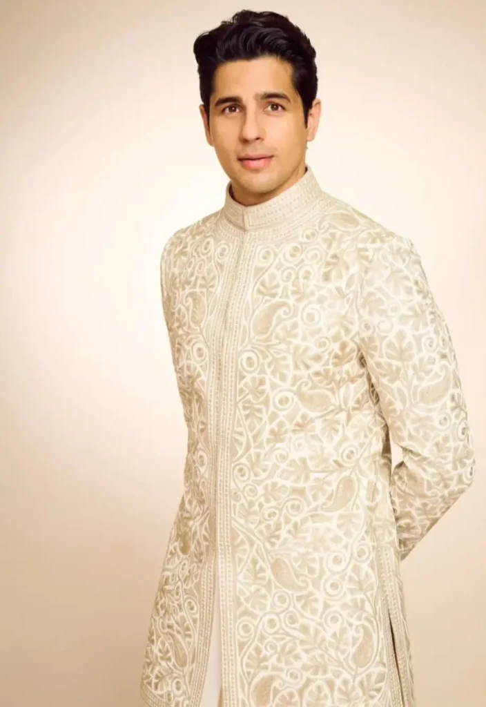 Sidharth Malhotra Net Worth,सिद्धार्थ मल्होत्रा का शुरूआती करियर:,सिद्धार्थ मल्होत्रा का नेट वर्थ कितना है,सिद्धार्थ मल्होत्रा सोशल मीडिया पर इतना प्रसिद्द क्यों है? Sidharth Malhotra Net Worth