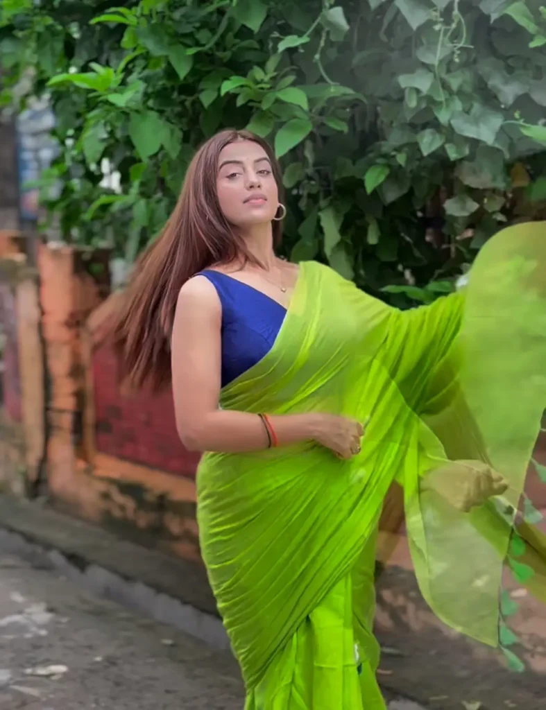 ग्रीन साड़ी में अक्षरा सिंह ने दिखाए दिलकश अदायें,ग्रीन साड़ी में अक्षरा सिंह का ग्लैमरस अदायें:,Akshara Singh,अक्षरा सिंह गायिका के रूप में:,सोशल मीडिया पर अक्षरा सिंह की पॉपुलारिटी ग्रीन साड़ी में अक्षरा सिंह ने दिखाए दिलकश अदायें
