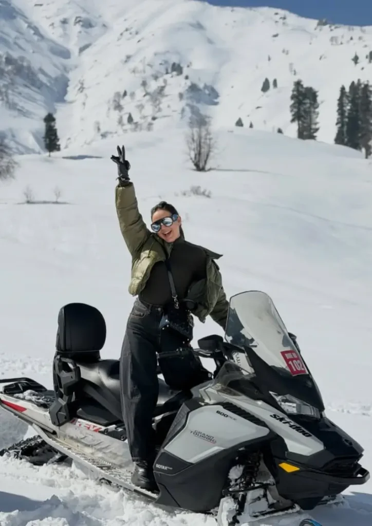 Jasmin Bhasin Enjoyed Snowfall In Gulmarg