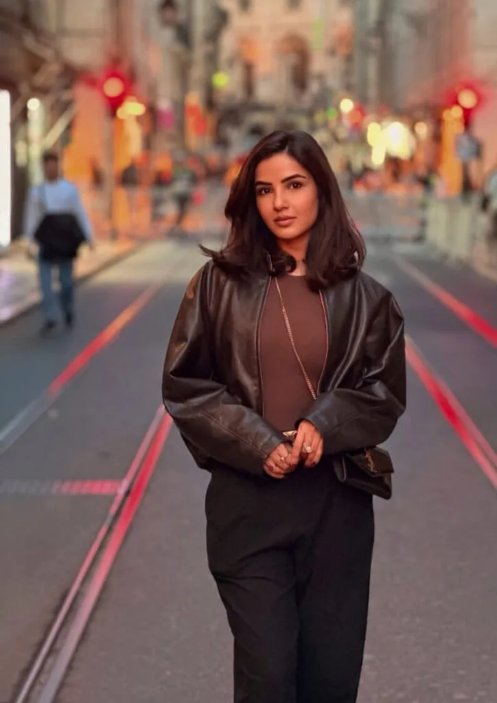 Jasmin Bhasin Enjoyed Snowfall In Gulmarg